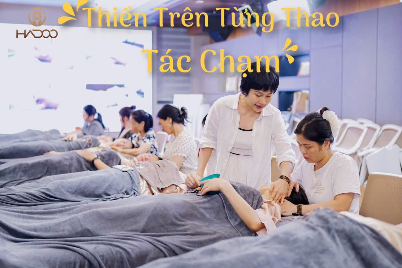 Tuệ Hương cầm tay chỉ việc từng thao tác dẫn lưu bạch huyết trong buổi đào tạo offline