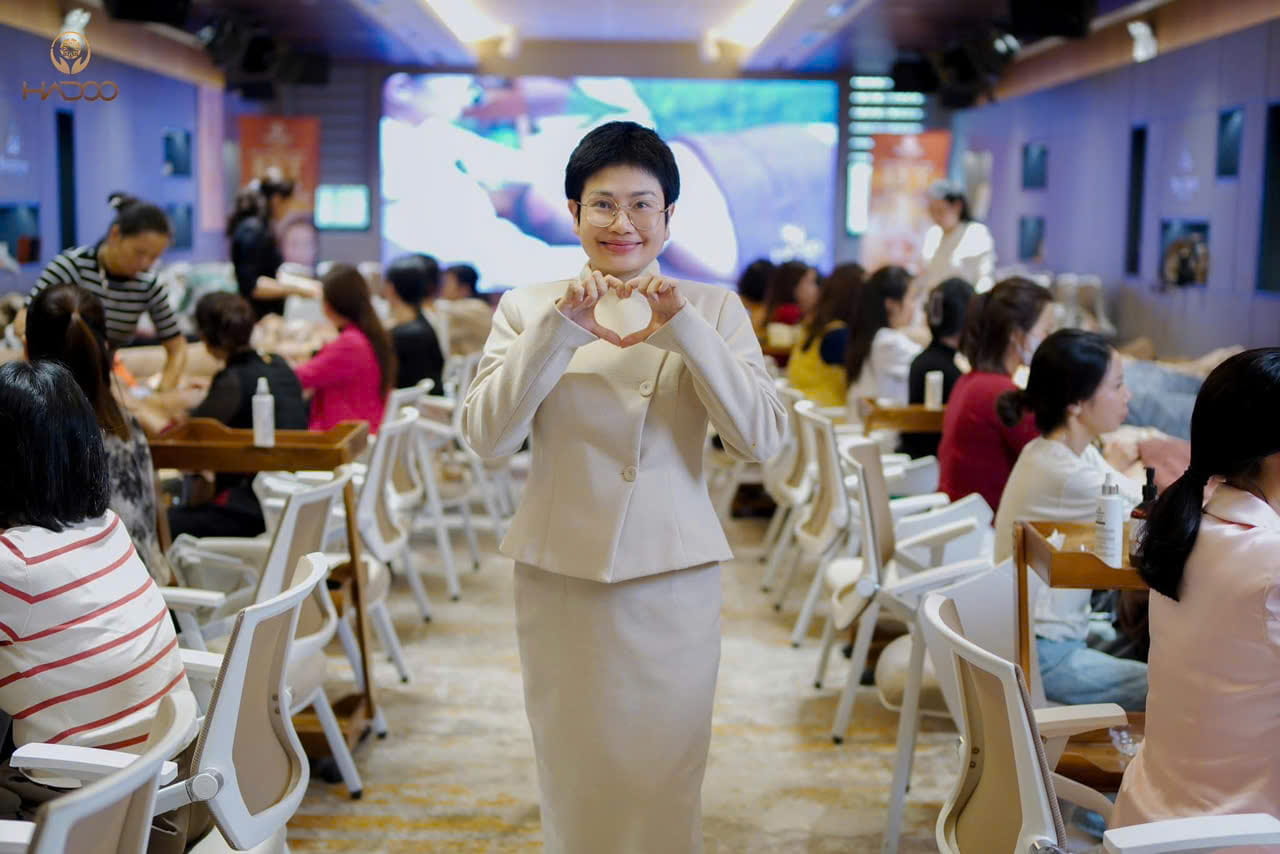 Tuệ Hương trong buổi workshop offline cùng học viên