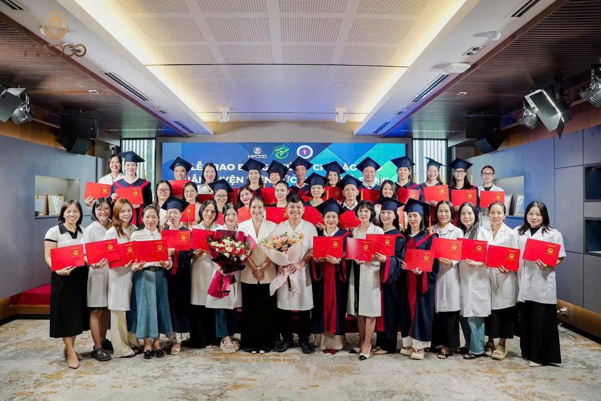 Lễ tốt nghiệp - cả một đợt học viên hoàn thành chương trình đào tạo cùng Tuệ Hương